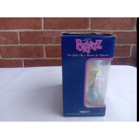 2005 BRATZ Hip Cloe  Holiday Christmas Tree Holiday Ornament Set Blond Hair - Picture 5 of 7